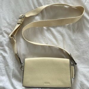 Adjustable purse.  Holds necessities conveniently without rummaging